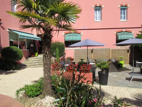 Le Trianon Hotel in Étel