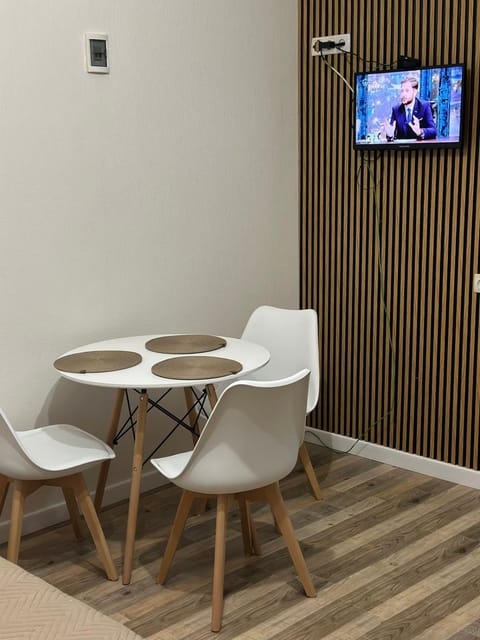 TV and multimedia, Seating area, Dining area