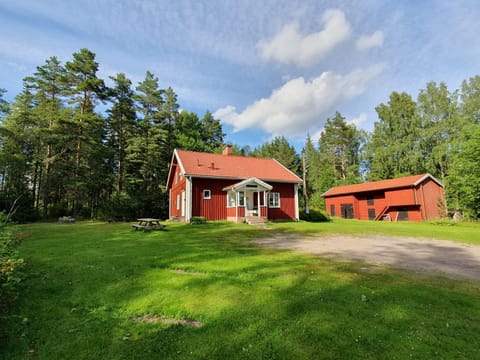 Property building, Facade/entrance, Day, Natural landscape, Garden, Garden, Garden view
