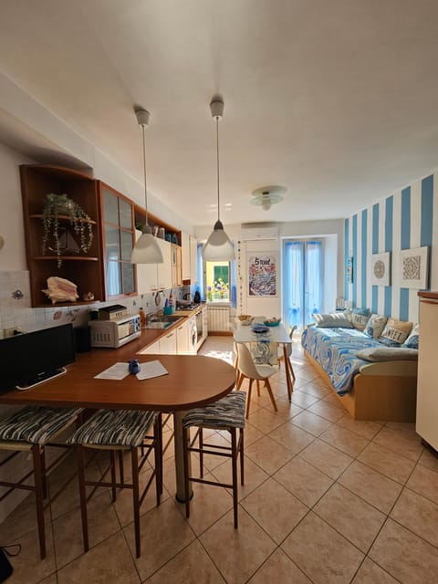 Bed, Kitchen or kitchenette, Dining area