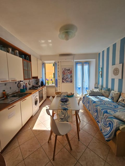 Bed, Kitchen or kitchenette, Dining area