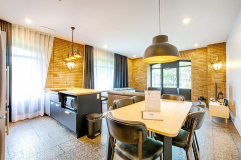 Kitchen or kitchenette, Living room, Seating area, Dining area