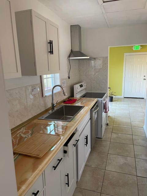 House 3 blocks to the beach House in Lower Grand Lagoon