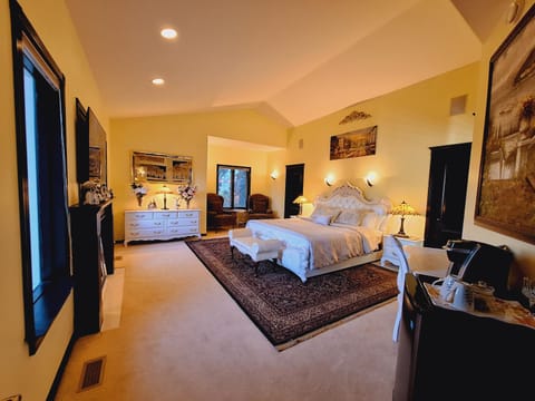 Bed, TV and multimedia, Photo of the whole room, Bedroom
