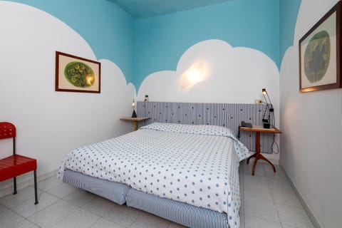 Photo of the whole room, Decorative detail