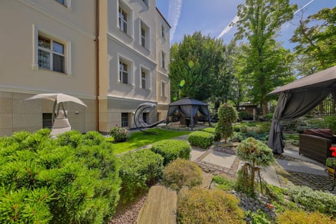 Garden, Seating area, Garden view, sunbed