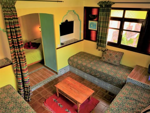 TV and multimedia, Seating area, Bedroom