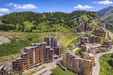 Property building, Nearby landmark, Day, Neighbourhood, Natural landscape, Bird's eye view, City view, Landmark view, Mountain view