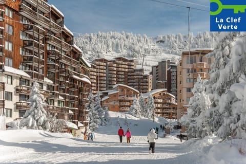 Nearby landmark, Off site, Day, People, Neighbourhood, Natural landscape, Winter, Skiing, Mountain view, group of guests