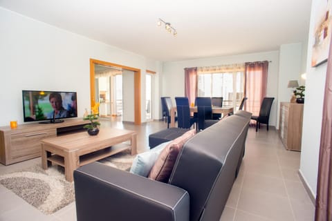 TV and multimedia, Living room, Seating area, Dining area