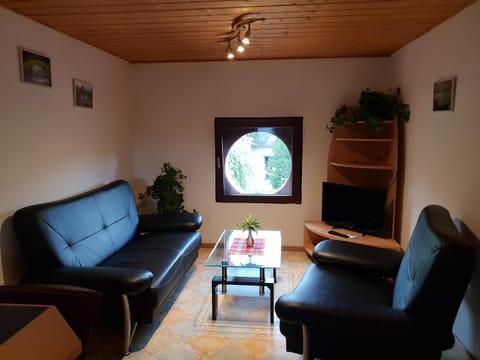 Photo of the whole room, Decorative detail