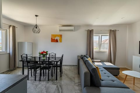 Living room, Seating area, Dining area, air conditioner