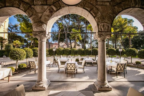 Property building, Restaurant/places to eat, Balcony/Terrace