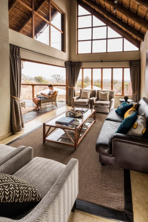 Living room, Guests