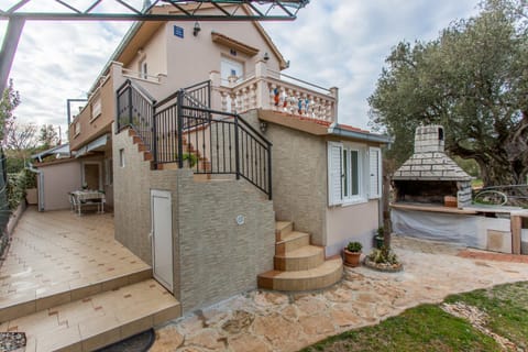 Facade/entrance, Neighbourhood, Garden