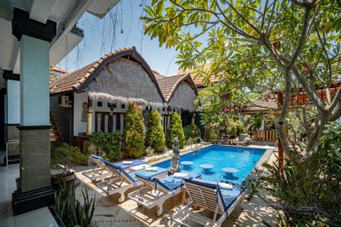 Property building, Day, Pool view, Swimming pool