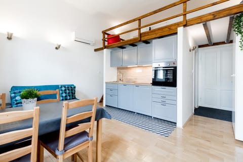 Kitchen or kitchenette, Living room, Seating area, Dining area, oven, stove