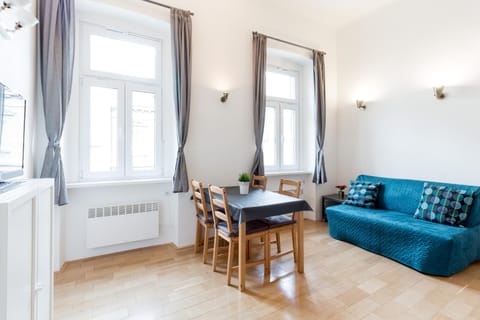 Living room, Seating area, Dining area, Family, internet