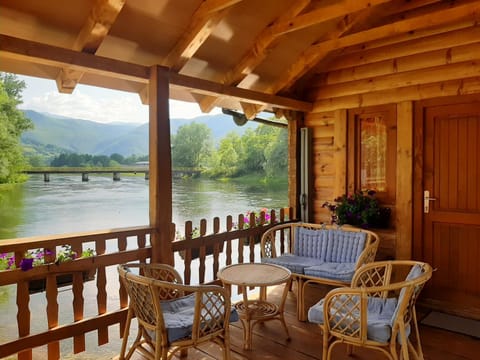 Balcony/Terrace, Mountain view, River view