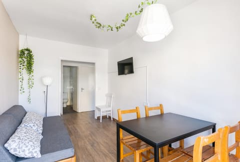 TV and multimedia, Living room, Seating area, Dining area