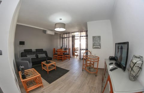 Communal lounge/ TV room, Food close-up, TV and multimedia, Living room, Other, Other, Photo of the whole room, Decorative detail, Decorative detail, Seating area, Dining area, On site, Food, Area and facilities, Meals
