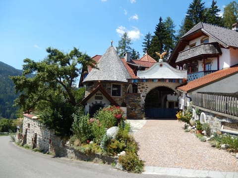 Property building, Facade/entrance, Day
