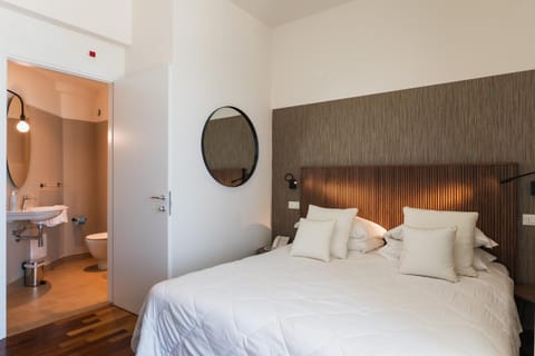 Shower, Bed, Bathroom, TV and multimedia, Photo of the whole room, Bedroom, hair dryier, pet friendly, safe, soundproof, towels, wardrobe, air conditioner