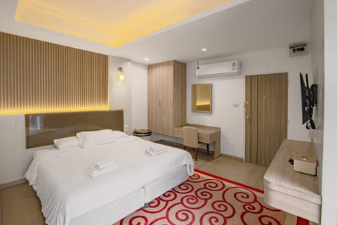 Bed, TV and multimedia, wardrobe