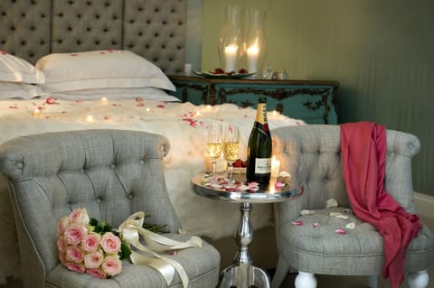 Bed, Food and drinks, Photo of the whole room, Decorative detail, Food, Alcoholic drinks
