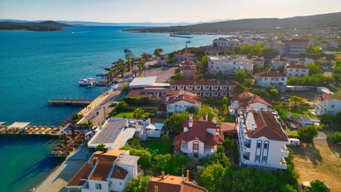 Property building, Restaurant/places to eat, Breakfast