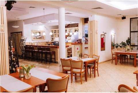 Restaurant/places to eat, Lounge or bar, Breakfast