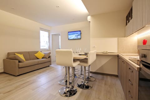 Coffee/tea facilities, Kitchen or kitchenette, Living room, Seating area, Dining area, On site