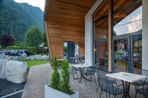 Property building, Garden, Balcony/Terrace