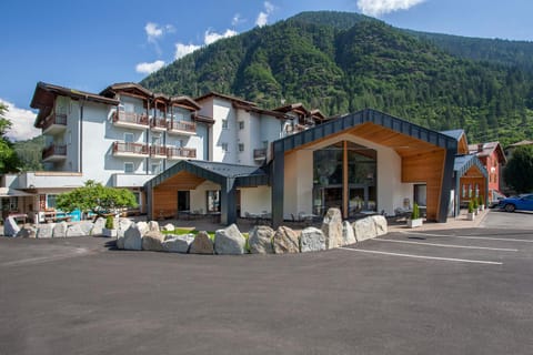 Property building, Restaurant/places to eat, Garden