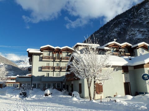 Property building, Facade/entrance, Winter