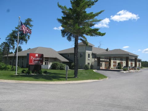 Property building, Facade/entrance, Property logo or sign, Street view