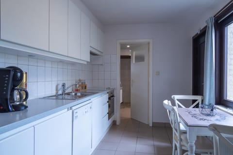 Kitchen or kitchenette, Dining area, dishwasher, minibar, pet friendly, stove