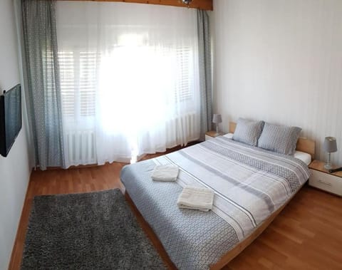 Spring, Day, TV and multimedia, Other, Photo of the whole room, Decorative detail, Bedroom, City view, Street view