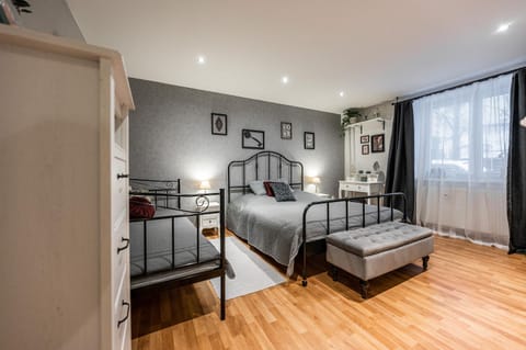 Photo of the whole room, Bedroom