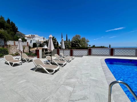 Property building, Patio, Day, BBQ facilities, Balcony/Terrace, Swimming pool, Family, sunbed