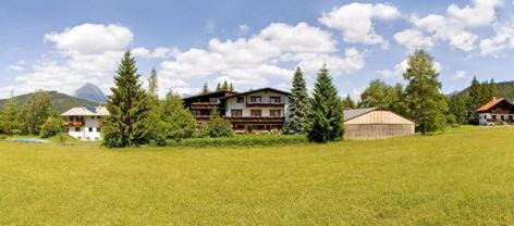 Property building, Facade/entrance, Day, Natural landscape, Garden, Garden view