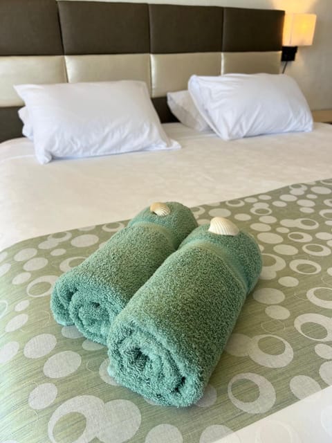 Bed, towels