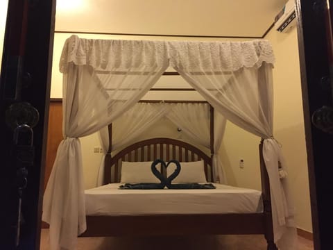 Warung Pantai Bungalows Bed and Breakfast in Abang