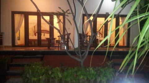 Warung Pantai Bungalows Bed and Breakfast in Abang