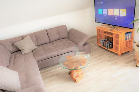 Communal lounge/ TV room, TV and multimedia, Living room, Photo of the whole room, Decorative detail, Seating area