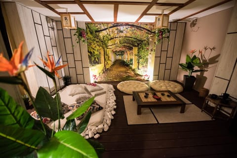 Property building, Bed, TV and multimedia, Living room, Seating area, Dining area, Bedroom