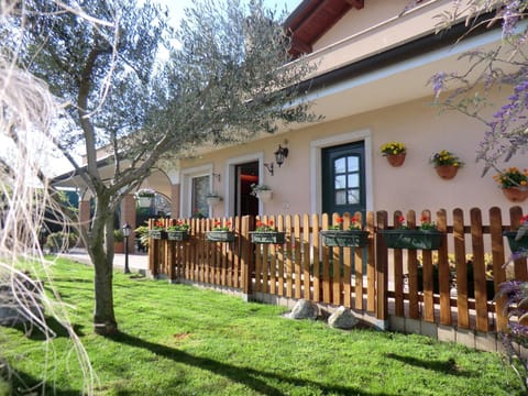Property building, Facade/entrance, Garden