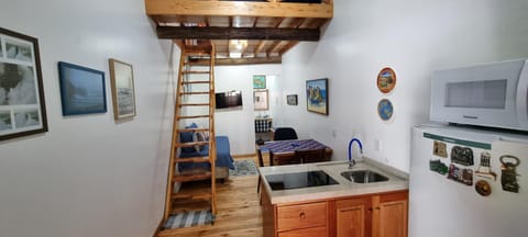 TV and multimedia, Kitchen or kitchenette, microwave
