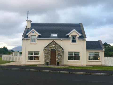 No 4 Ballymastoker Cottage House in County Donegal