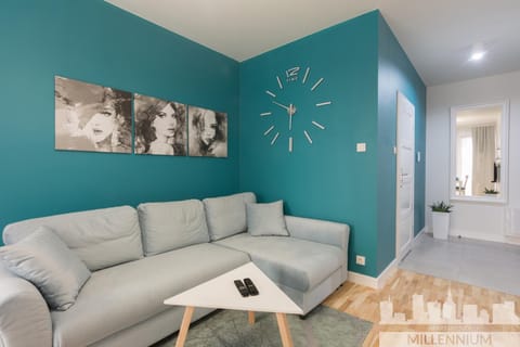 Communal lounge/ TV room, People, Living room